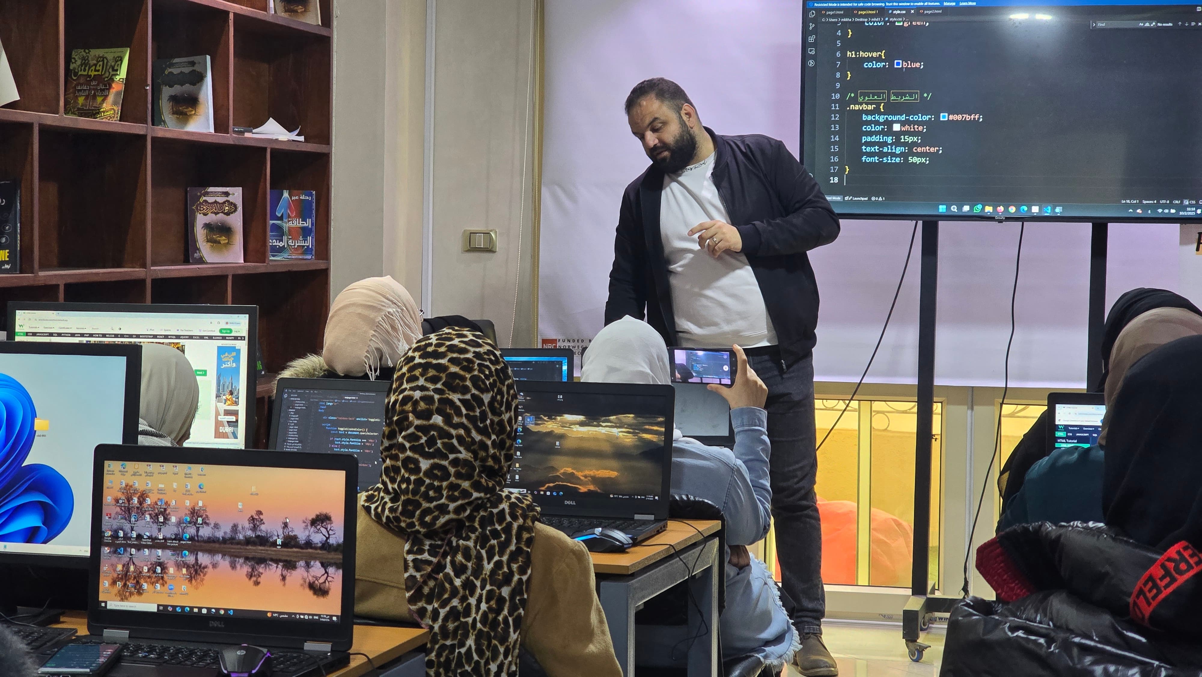 البرمجة تمكّن لاجئات من بدء مسار مهني جدي